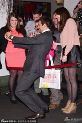 组图：《美国骗局》首映 贝尔夫妇亮相秀恩爱