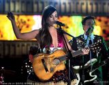 组图：Kacey获最佳乡村歌曲 超短裙深V献唱