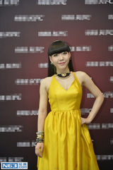 组图：吴莫愁小黄裙现身 粉丝举灯牌助阵互动