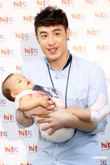 组图：潘玮柏活动亲吻女婴 小Baby企图挣脱