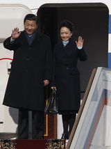 组图：习近平与夫人彭丽媛手挽手抵莫斯科机场