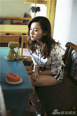 组图：江铠同曝写真大片 柔美迷人慵懒可爱