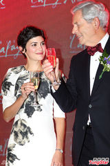 组图：奥黛丽塔图降京城 与郭富城对饮微笑