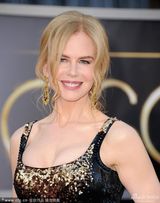 组图：妮可-基德曼华丽亮片裙牵手老公秀甜蜜