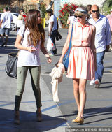 组图：小天后斯威夫特与戈麦斯相约出街