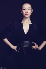 组图：王鸥红唇写真潇洒帅气酷感十足