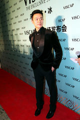 组图：万思维亮相时装周  黑色西装冷峻优雅