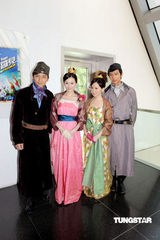 幻灯组图：众星古装亮相 现身“翡翠明珠耀马场”