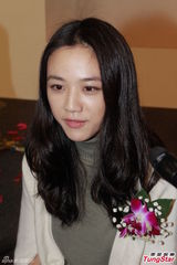 组图：汤唯香港支持父亲画展