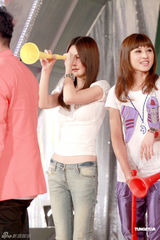 幻灯图：周秀娜热裤现身献唱 联手众星为世界杯呐喊