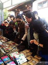 组图：王菲民族风装扮游丽江古镇素颜逛街