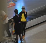 组图：董洁素颜现身机场 笑容满面似走出阴影