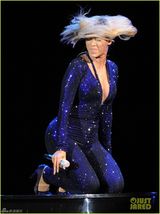 组图：碧昂斯变装秀压轴音乐节 掀裙露臀狂甩发