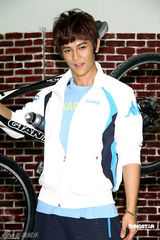 幻灯组图：汪东城代言运动服装 想开画展秀绘画天份