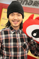 组图：李威轻熟男打扮亮相 做客畅聊首部微电影