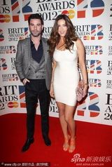 组图：克鲁尼旧爱丽莎丰胸勾人 紧身白裙秀S曲线