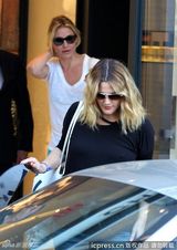 组图：巴里摩尔三婚倒计时 闺蜜迪亚茨作陪选衫