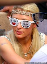 组图：帕丽斯-希尔顿胸部缩水 手臂现皱纹疑抽脂