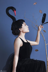 组图：王熹蛮黑天鹅造型 幻化落叶中的精灵