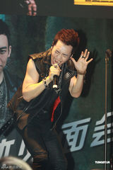 组图：王野发片秀肌肉 母亲带家常菜抵京支持