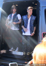 组图：比伯当街献唱谢歌迷 小天王自恋摸发