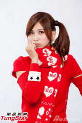 组图：长腿甜心叶子瑄帅气长腿新年照曝光