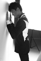 组图：吴奇隆《魅力先生》展型男黑白大片