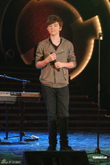 组图：Greyson亚视录节目唱新歌  期待去泰国骑大象