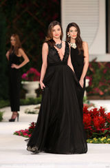 组图：米兰达土耳其捞金 走秀身姿摇曳酥胸半露