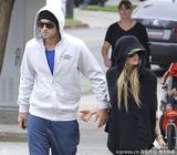 组图：艾薇儿和男友逛食品店 情侣款造型默契