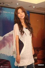 组图：陈绮贞演唱会加场顺利落幕 开香槟庆功