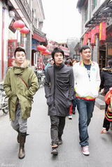 高清图：苏打绿北京采风学京剧 西单路演High翻天