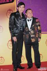 组图：周杰伦现身祝寿曾志伟 全黑套装帅气