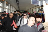 组图：韩团2AM到港 粉丝接机送圣诞礼物