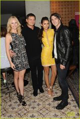 组图：吸血鬼女星妮娜-杜波夫穿性感裸背镂空装