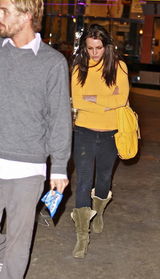 幻灯图集：布兰妮和男友看电影 不满狗仔摆黑脸