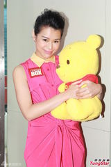 组图：胡杏儿卖萌与小熊维尼合影 小朋友献吻