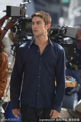 组图：《绯闻女孩》“Nate”切斯与凯莉片场激吻