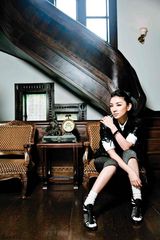 组图：黄奕中性风写真演绎老上海风情