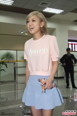 组图：西野加奈短裙登台 气质娇俏可爱十足