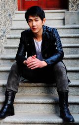 组图：何明翰初冬街头时尚街拍