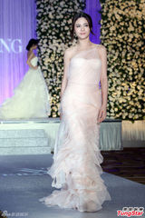 组图：陈思璇穿婚纱沾喜气 期待海岛婚礼