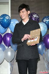 组图：温升豪35岁生日圆歌手梦 唱新歌回馈歌迷