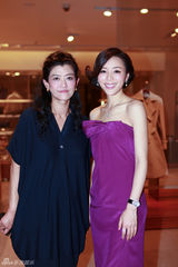 组图：张静初出席大牌发布会 小露香肩笑容甜美