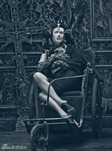 超模凯特-莫斯《W》颠覆修女装：我不是天使(组图)