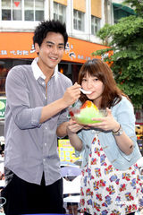 高清图集：彭于晏冒雨办签唱 开跑车进场想要蝙蝠车