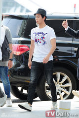 组图：韩星金秀贤亮相机场赴伦敦为朴泰恒助威