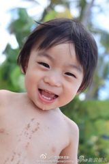 组图：Kimi成长全纪录 和妈妈啃饼干跟爸爸学车