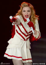 组图：麦当娜巡演柏林站 网袜露PP销魂竖中指