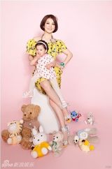 组图：李湘携爱女拍杂志 小公主表情搞怪惹人爱